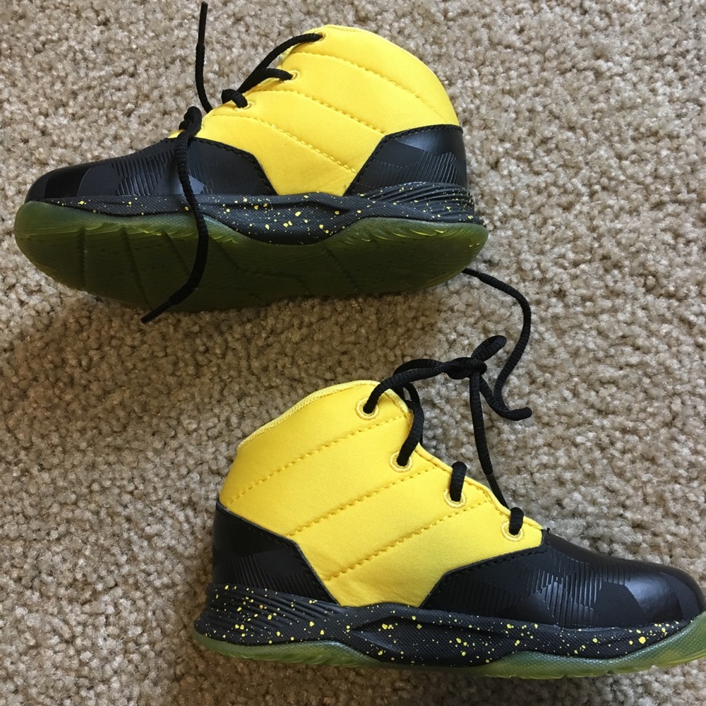 “Under Armor” Fall shoes for boys - Picture 4 of 5